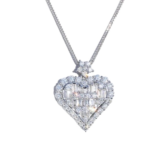 🎁 Silver Crystal Heart Necklace - Picture 1 of 7